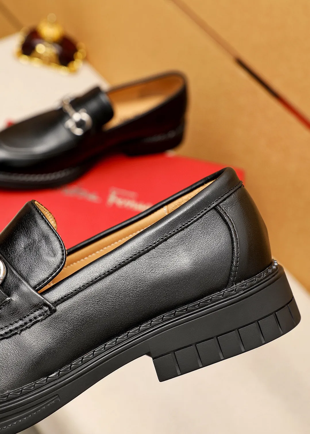 Men's shoes 💰480 💐 Product trademark: Ferragamo "Ferragamo" casual leather shoes Regular size: 38-44 (45.46🉑️customized) Product materials: Selected imported calfskin upper + classic hardware buckle, imported water-dyed cowhide leather lining. Strong three-dimensional visual effect, rubber outsole Color: 1⃣️color optional
